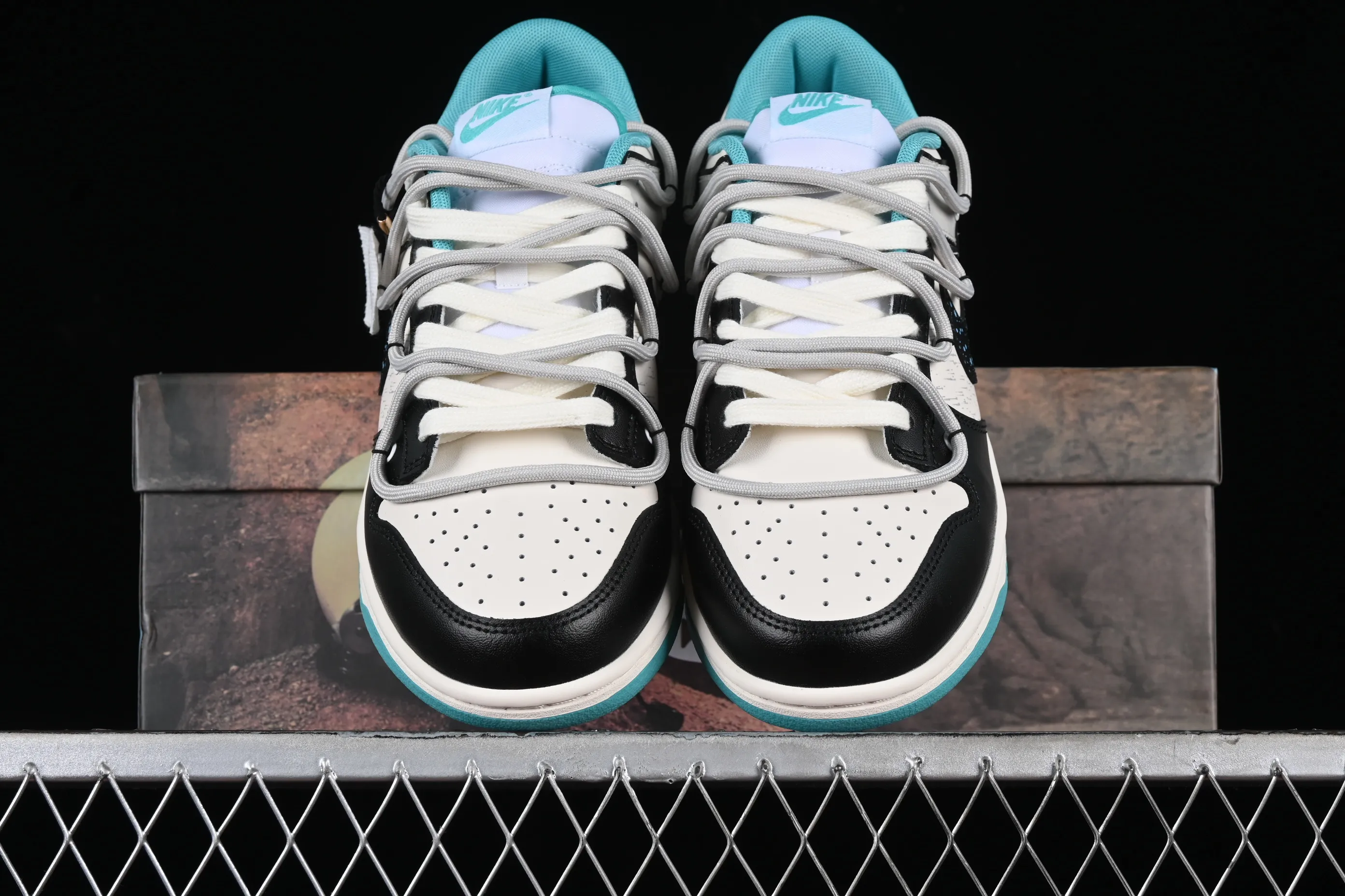 All Categories Nk SB Dunk Series Nk SB Dunk Low Low-top sneakers Nk Dunk Low Panda Prank Star Trek SB strappy low-top casual sneakers DV0833-101